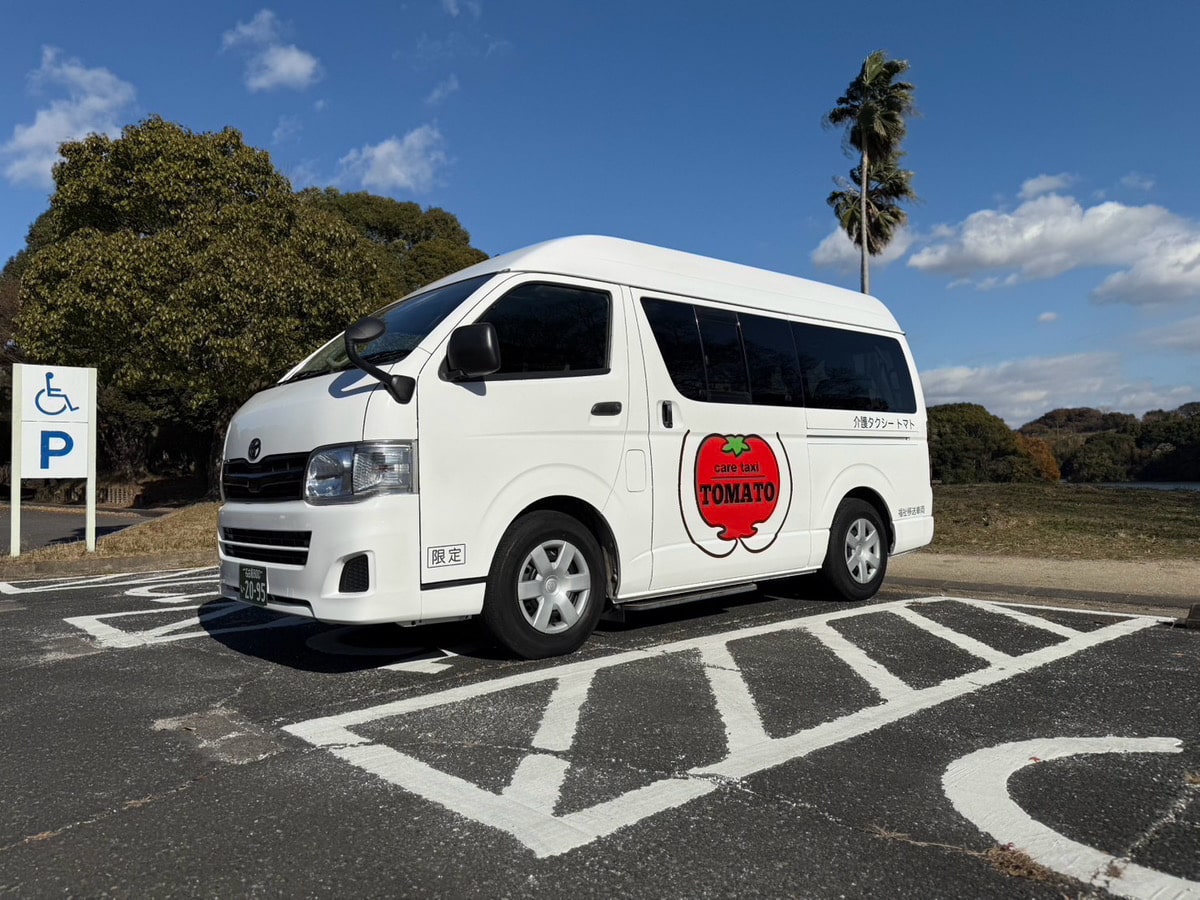 トマトのステッカーを貼った介護タクシートマトの福祉車両の写真